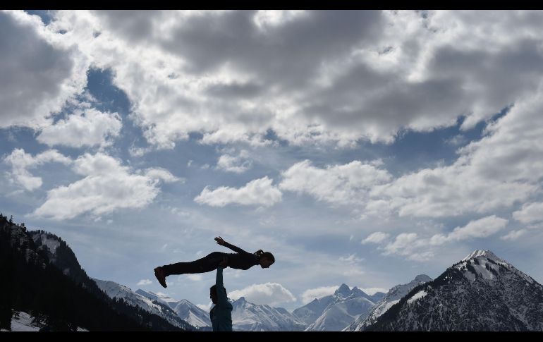 Ema Klinec, de Eslovenia, realiza ejercicios de calentamiento previo a la copa mundial femenil de salto con esquí que se disputa en Oberstdorf, Alemania. AFP/C. Stache