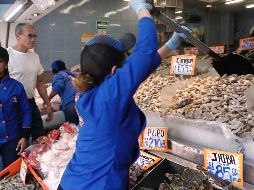 Vendedores dicen que obras del Periférico merman la cantidad de compradores. EL INFORMADOR/M. Vargas