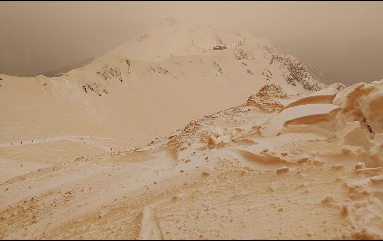 Usuarios de redes sociales han compartido imágenes de cómo luce la nieve. AP / M. Alshina