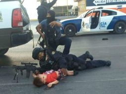 En redes sociales circula la imagen donde se ve al policía protegiendo al pequeño. TWITTER / @HI_REYNOSA