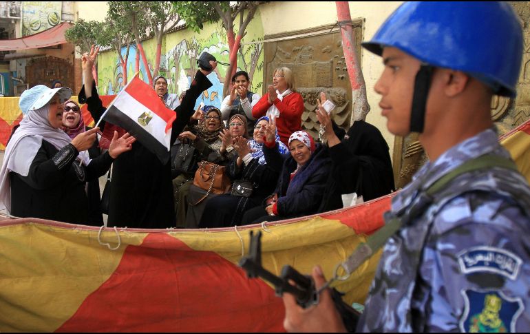 Mujeres se congregan afuera de una casilla en Alejandría, Egipto, en la primera de tres jornadas de la elección presidencial. AFP