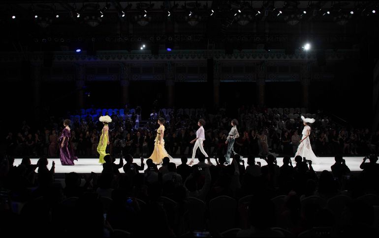 Modelos desfilan en la pasarela de Grace Chen, durante la Semana de la Moda en Pekín. AFP/N. Asfouri
