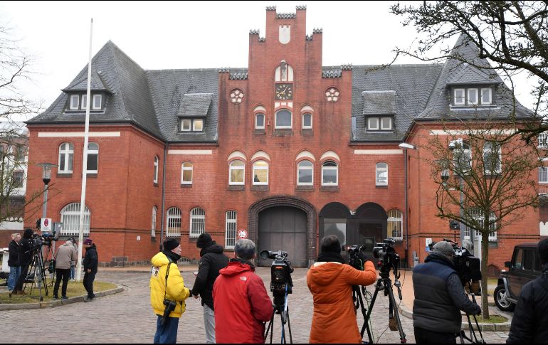 Equipos de video aguardan frente a la prisión alemana de Neumuenster, donde se encuentra el ex presidente de Cataluña, Carles Puigdemont, tras su detención ayer. AFP/P. Stollarz
