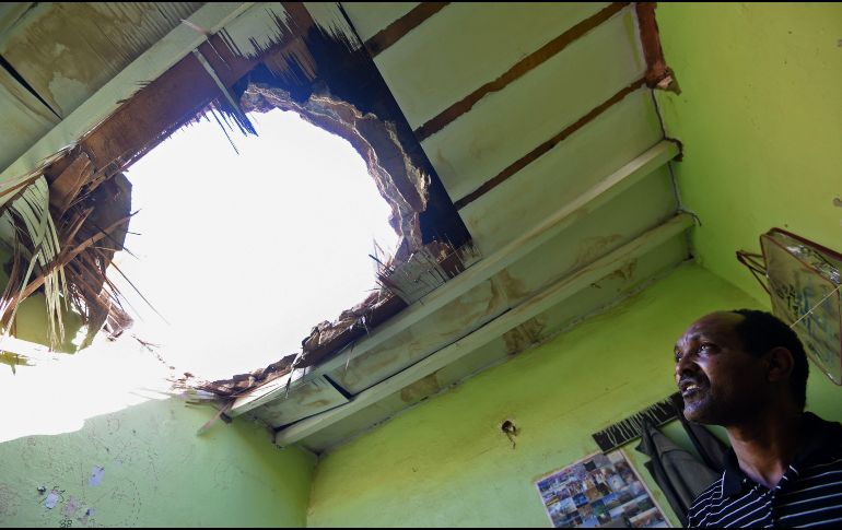 Un hombre observa el hoyo en una casa en Riad, Arabia Saudita, luego de la caída de metralla de misiles por parte de rebeldes yemenís, la cual provocó la muerte de un hombre y lesiones a otros dos. AFP/F. Nureldine