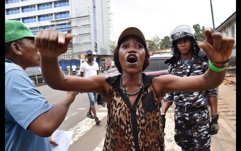 Habitantes celebran en Freetown, Sierra Leona, la decisión del Tribunal Superior de Justicia que hoy autorizó la celebración de la segunda vuelta de las elecciones presidenciales, prevista para mañana. AFP/I. Sanogo