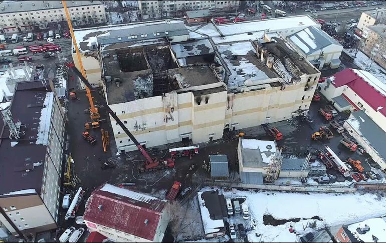 Vista aérea de labores de limpieza en un centro comercial donde ayer se desató un incendio en Kemerovo, Rusia. Se reportan al menos 64 víctimas mortales. AP/Ministerio de Emergencias ruso