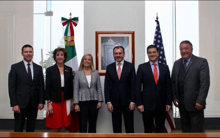 El canciller y Kirstjen Nielsen participaron en la firma de un Memorándum de Entendimiento entre el SAT y el CBP. TWITTER / @SRE_mx