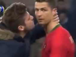 Fan besa a Cristiano Ronaldo en pleno partido