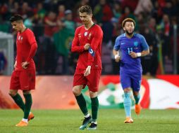 Cristiano Ronaldo lució muy poco ante la marca del defensor holandés Tonny Vilhena. EFE / S. Di Nolfi