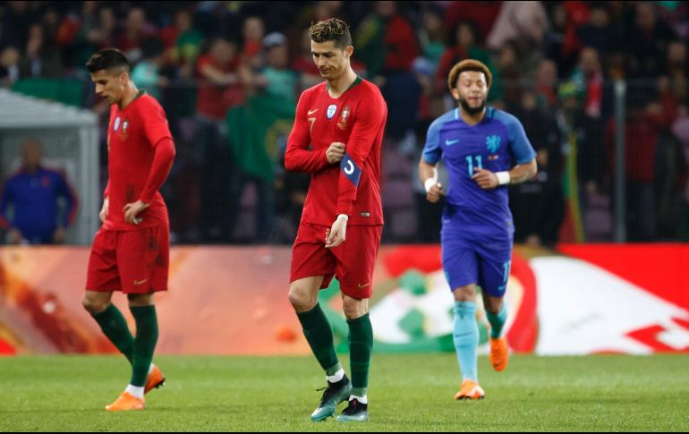 Cristiano Ronaldo lució muy poco ante la marca del defensor holandés Tonny Vilhena. EFE / S. Di Nolfi