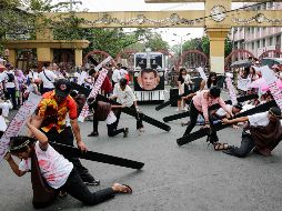 Los manifestantes desfilaron en el centro histórico de Manila, y entonaron cánticos contra Duterte, mientras en sus cruces figuraba la frase 
