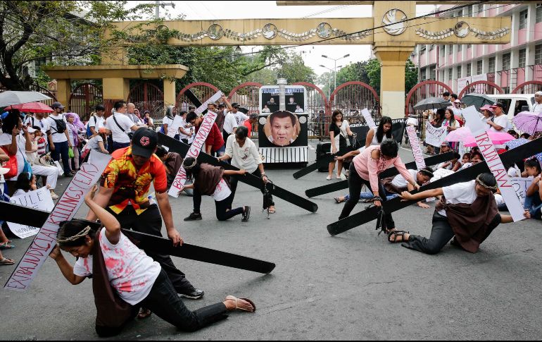 Los manifestantes desfilaron en el centro histórico de Manila, y entonaron cánticos contra Duterte, mientras en sus cruces figuraba la frase 