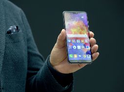 En la imagen el nuevo teléfono inteligente “P20”. AFP / E. Piermont