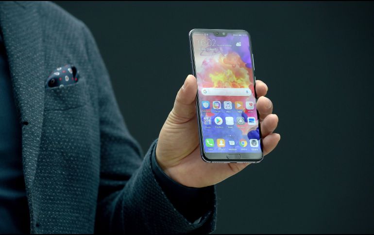 En la imagen el nuevo teléfono inteligente “P20”. AFP / E. Piermont