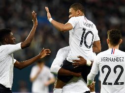 Francia recupera las buenas sensaciones a tres meses del inicio del Mundial, mientras Rusia sigue demostrando que tiene mucho trabajo por delante.  AFP/F. Fife