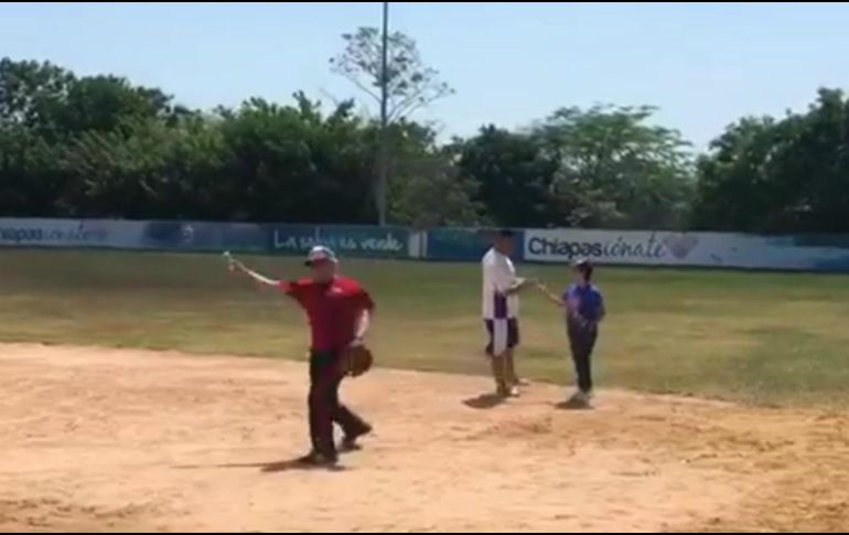''Me estoy preparando para la campaña presidencial y para la próxima temporada de beisbol. Vamos a ganar por blanqueada y a la ofensiva batearemos jonrón con casa llena'', señala. TWITTER / @lopezobrador_