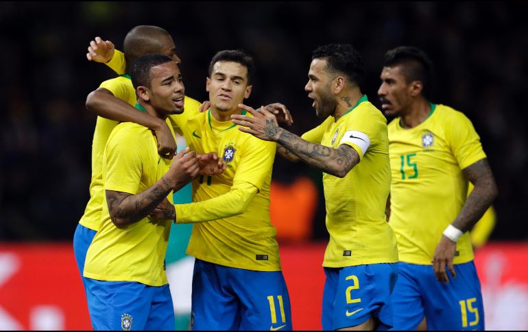 Gabriel Jesús celebra con sus compañeros tras anotar el único gol del partido al minuto 38. AP/M. Sohn