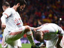 Sergio Ramos (D) besa el botín de Isco (I), autor de un triplete. El verdadero avasallado de la noche fue la Selección argentina. AFP/P. Marcou