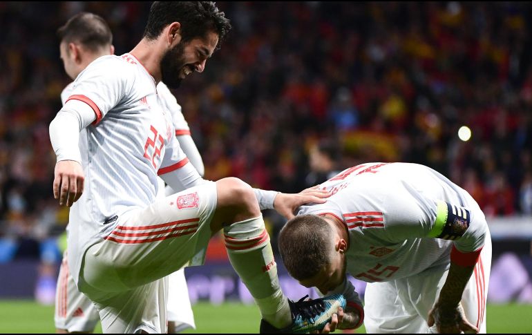 Sergio Ramos (D) besa el botín de Isco (I), autor de un triplete. El verdadero avasallado de la noche fue la Selección argentina. AFP/P. Marcou
