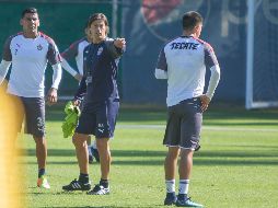 El técnico Matías Almeyda (C) dividió al equipo en tres grupos, que se ejercitaron con disparos y remates a portería. MEXSPORT/ARCHIVO