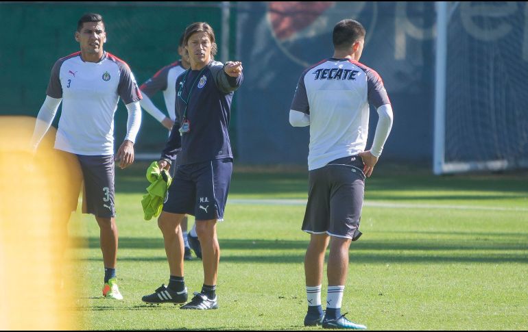 El técnico Matías Almeyda (C) dividió al equipo en tres grupos, que se ejercitaron con disparos y remates a portería. MEXSPORT/ARCHIVO