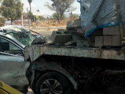 El chofer del camión que transportaba el material con destino a San Gabriel, resultó ileso tras el percance. ESPECIAL / Policía de Tlajomulco