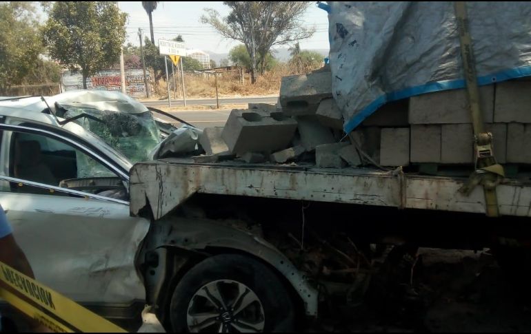 El chofer del camión que transportaba el material con destino a San Gabriel, resultó ileso tras el percance. ESPECIAL / Policía de Tlajomulco