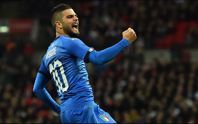 Lorenzo Insigne celebra tras anotar desde los once pasos para la Selección italiana. AFP/G. Kirk