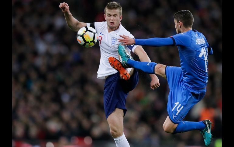 Eric Dier (i), de Inglaterra, y Jorginho, de Italia, disputan un balón en un partido amistoso realizado en el estadio Wembley de Londres. AP/K. Wigglesworth
