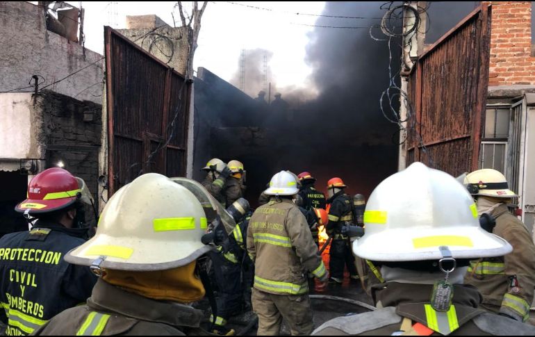 El fuego se propagó por toda la finca, por lo cual fue necesario que trabajaran en coordinación las unidades de protección civil y bomberos de la ZMG. ESPECIAL / UEPCBJ