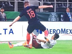 Al minuto 13, el jugador del Santos Laguna intentó tapar un disparo del atacante Ante Rebic. ESPECIAL