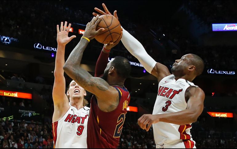Dwyane Wade le bloqueó un par de disparos a LeBron James como parte de una brillante labor defensiva de Miami. AP / J. Skipper
