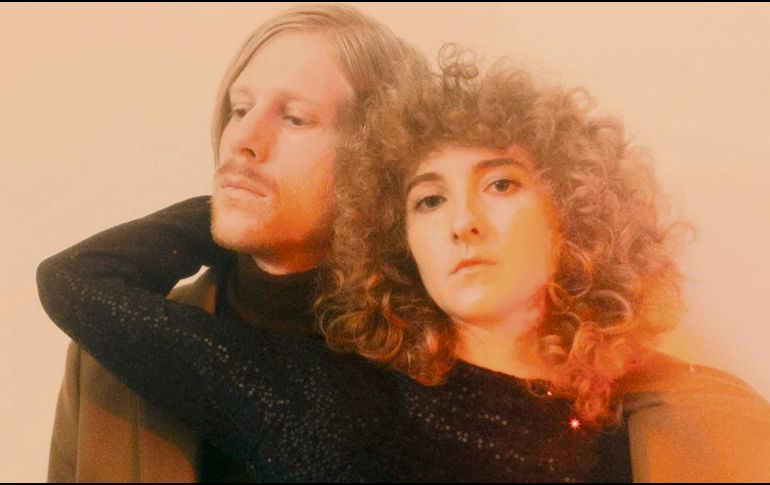 Tennis. Alaina abraza tiernamente a Patrick, su pareja arriba y bajo el escenario. FACEBOOK/Tennis Music