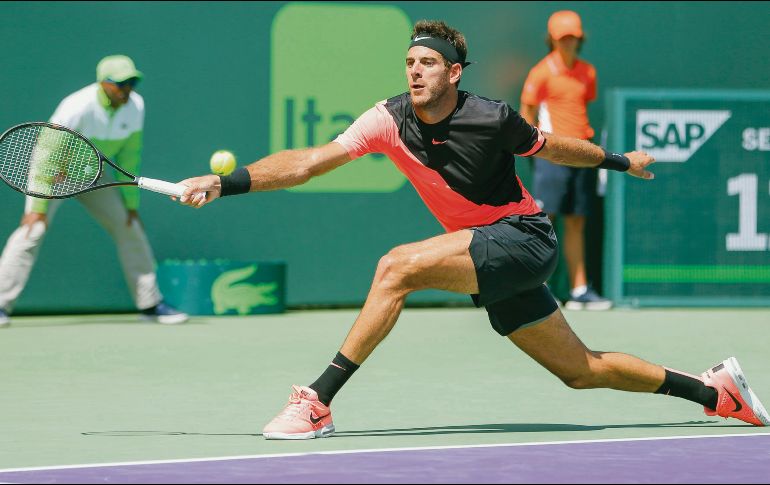 Juan Martín del Potro regresa una bola al serbio Filip Krajinovic, durante su partido de ayer en Miami. EFE