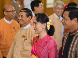 La consejera de Estado de Birmania, Aung San Suu Kyi (c), asiste a la ceremonia de votación del nuevo presidente junto a los vicepresidentes Win Myint (i) y Henry Van Thio (d). EFE/H. Htet