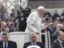 El Papa Francisco bebe mate a su llegada a la audiencia general de los miércoles en la plaza de San Pedro. EFE/G. Lami