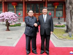 Luego de varias especulaciones y rumores, se informó que Kim Jong-un y Xi Jinping sostuvieron una plática en Pekín. AFP/KCNA