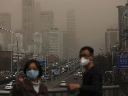 La oficina meteorológica pide a los ciudadanos cerrar puertas y ventanas, usar bufandas o máscaras y evitar conducir debido a la poca visibilidad. EFE / W. Hong