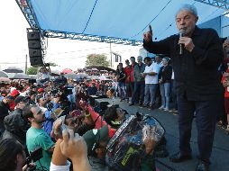 Dos autobuses de la caravana de campaña de Lula fueron impactados por balas el martes. AP / E. Peres