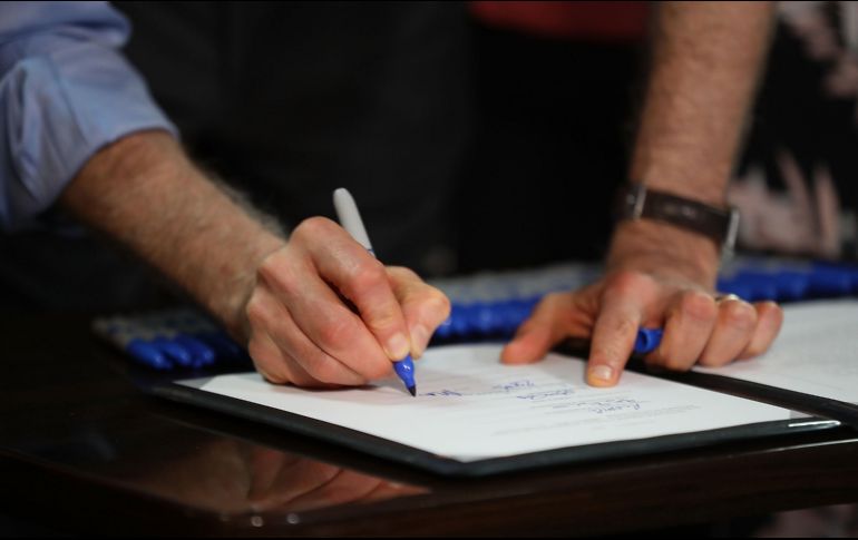 La legislación busca prohibir que cualquier agencia estatal invierta en el Gobierno venezolano y ejercer aún más presión financiera sobre el régimen de Maduro. AFP/ J. Raedle