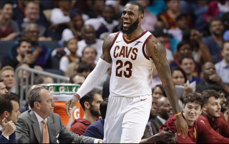 LeBron James igualó la racha de 866 partidos seguidos con anotación de doble dígitos de Michael Jordan al registrar 41 puntos. AP /C. Burton