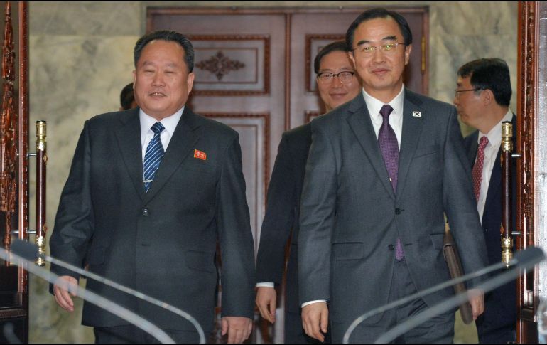 El ministro de Unificación surcoreano, Cho Myoung-gyon (d); y el jefe de la Agencia Norcoreana para Asuntos con el Sur, Ri Son-gwon (i), se dirigen a mantener una reunión de alto nivel en la localidad fronteriza de Panmunjom. EFE/YONHAP