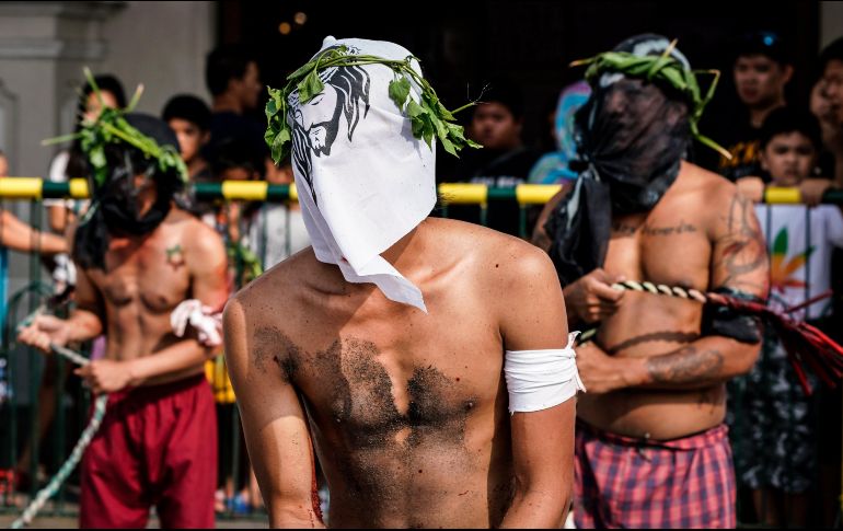 A pesar de que autoridades católicas han tratado de erradicarlas, las sangrientas tradiciones gozan de gran popularidad en el país. EFE/R. Cristino