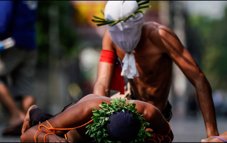 Los creyentes se propinan dolorosos castigos corporales para mostrar su devoción, limpiar sus pecados o pedir milagros y buena fortuna. EFE/R. Cristino