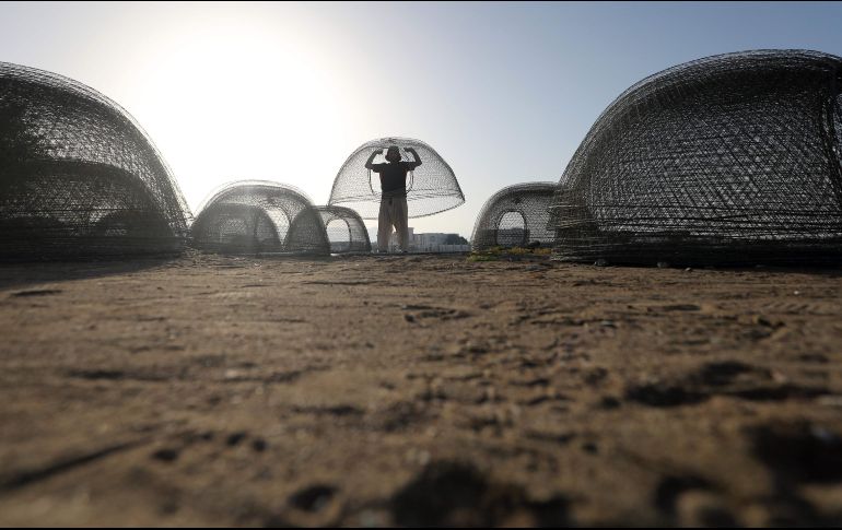 Un pescador en Kalba carga una trampa tradicional, usada para pescar en los Emiratos Árabes Unidos. AFP/K. Sahib