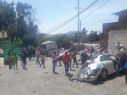 Elementos abanderan la vía e impiden que otros autos resulten dañados; en la zona hay 30 agentes y 10 patrullas. TWITTER / @SS_Edomex