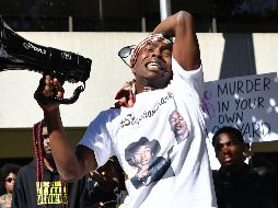 Stevante Clark, hermano del joven asesinado, protesta por el asesinato a manos de las autoridades. AFP / J. Edelson