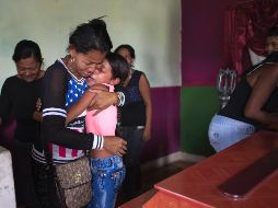 Los fallecidos están siendo entregados en ataúdes. AP / A. Cubilllos