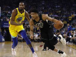 Giannis Antetokounmpo burla la marca de Kevin Durant. El griego anotó 32 puntos en la victoria de los Bucks. AP/M. Sánchez