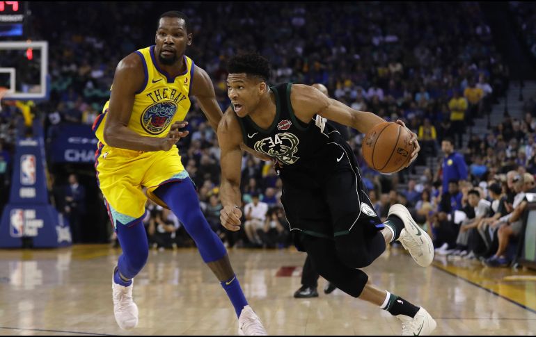 Giannis Antetokounmpo burla la marca de Kevin Durant. El griego anotó 32 puntos en la victoria de los Bucks. AP/M. Sánchez